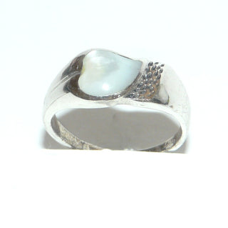 Einzelstück, Perlmutt-Ring "Herz" aus 925 Silber mit weißem Perlmutt in Form eines asymmetrischen Herzens, direkt in Ringschiene quer zum Finger eingelassen, gravierte Punktornamente in den Tiefen geschwärzt, poliert, Ringweite 55 -	Nur erhältlich im Onlineshop von Juwelier & Goldschmiede Danilo!