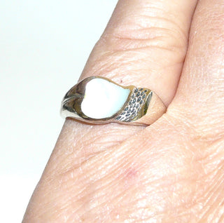 Einzelstück, Perlmutt-Ring "Herz" aus 925 Silber mit weißem Perlmutt in Form eines asymmetrischen Herzens, direkt in Ringschiene quer zum Finger eingelassen, gravierte Punktornamente in den Tiefen geschwärzt, poliert, Ringweite 55 -	Nur erhältlich im Onlineshop von Juwelier & Goldschmiede Danilo!