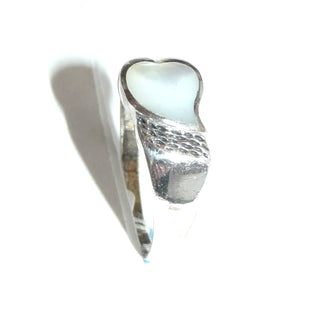Einzelstück, Perlmutt-Ring "Herz" aus 925 Silber mit weißem Perlmutt in Form eines asymmetrischen Herzens, direkt in Ringschiene quer zum Finger eingelassen, gravierte Punktornamente in den Tiefen geschwärzt, poliert, Ringweite 55 -	Nur erhältlich im Onlineshop von Juwelier & Goldschmiede Danilo!