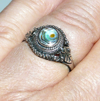 Einzelstück, Perlmutt-Ring aus 925 Silber mit einem runden, grün-blau schillernden Perlmutt-Kreis aus der Paua-Muschel / See-Opal, verziert mit Kordeln, Kugeln + Blättchen, in den Tiefen geschwärzt, Ringweite 57 -	Unikatschmuck nur erhältlich im Onlineshop von Juwelier & Goldschmiede Danilo! 