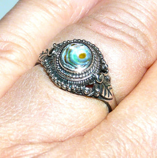 Einzelstück, Perlmutt-Ring aus 925 Silber mit einem runden, grün-blau schillernden Perlmutt-Kreis aus der Paua-Muschel / See-Opal, verziert mit Kordeln, Kugeln + Blättchen, in den Tiefen geschwärzt, Ringweite 57 - Unikatschmuck nur erhältlich im Onlineshop von Juwelier & Goldschmiede Danilo! 