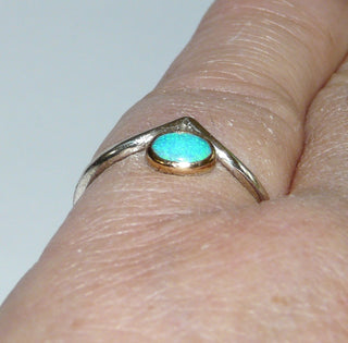 Handarbeit Unikat-Ring mit kleinem äthiopischen Opal, ovaler Cabochon schillernd in blau-grün, 925 Silber Schiene mit 750 Gelbgold-Fassung -	Nur erhältlich im Onlineshop von Juwelier & Goldschmiede Danilo!