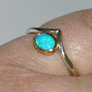 Handarbeit Unikat-Ring mit kleinem äthiopischen Opal, ovaler Cabochon schillernd in blau-grün, 925 Silber Schiene mit 750 Gelbgold-Fassung -	Nur erhältlich im Onlineshop von Juwelier & Goldschmiede Danilo!
