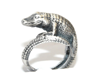 Einzelstück, ein Krokodil aus 925 Silber umrundet den Finger, fein ausgearbeitete Strukturen in den Tiefen geschwärzt, Oberfläche seidenmatt, Ringweite 57 - 
 Unikatschmuck nur erhältlich im Onlineshop von Juwelier & Goldschmiede Danilo! 