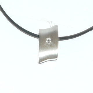 asymmetrisches Einzelstück, Raute-Kissen, Anhänger aus 925 Silber, seidenmatt, durchbohrt für Kette, Leder oder Kautschuk, ein funkelnd facettierter Zirkonia im Princess-Schliff - Goldschmiede Danilo