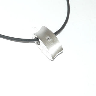 asymmetrisches Einzelstück, Raute-Kissen, Anhänger aus 925 Silber, seidenmatt, durchbohrt für Kette, Leder oder Kautschuk, ein funkelnd facettierter Zirkonia im Princess-Schliff - Goldschmiede Danilo