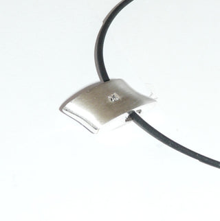 asymmetrisches Einzelstück, Raute-Kissen, Anhänger aus 925 Silber, seidenmatt, durchbohrt für Kette, Leder oder Kautschuk, ein funkelnd facettierter Zirkonia im Princess-Schliff - Goldschmiede Danilo