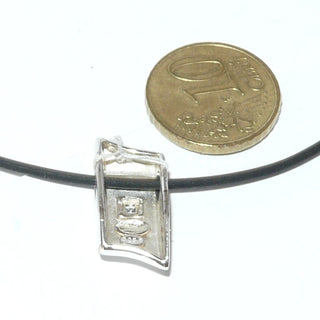 asymmetrisches Einzelstück, Raute-Kissen, Anhänger aus 925 Silber, seidenmatt, durchbohrt für Kette, Leder oder Kautschuk, ein funkelnd facettierter Zirkonia im Princess-Schliff - Goldschmiede Danilo