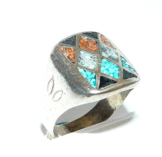 rechteckiges Einzelstück, Vintage-Herrenring aus 925 Silber, Mosaik-Einlagen aus Türkis, Koralle, Perlmutt & Lava, wahrscheinlich indianische Arbeit mit Gravuren auf den Seitenflächen, um 1970, Ringweite 68 - Goldschmiede-Danilo