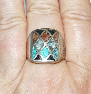 rechteckiges Einzelstück, Vintage-Herrenring aus 925 Silber, Mosaik-Einlagen aus Türkis, Koralle, Perlmutt & Lava, wahrscheinlich indianische Arbeit mit Gravuren auf den Seitenflächen, um 1970, Ringweite 68 - Goldschmiede-Danilo