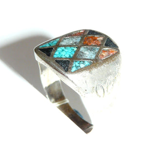 rechteckiges Einzelstück, Vintage-Herrenring aus 925 Silber, Mosaik-Einlagen aus Türkis, Koralle, Perlmutt & Lava, wahrscheinlich indianische Arbeit mit Gravuren auf den Seitenflächen, um 1970, Ringweite 68 - Goldschmiede-Danilo