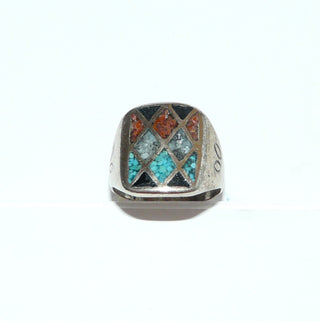rechteckiges Einzelstück, Vintage-Herrenring aus 925 Silber, Mosaik-Einlagen aus Türkis, Koralle, Perlmutt & Lava, wahrscheinlich indianische Arbeit mit Gravuren auf den Seitenflächen, um 1970, Ringweite 68 - Goldschmiede-Danilo