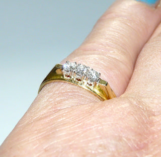 Retro-Einzelstück, Antragsring, Verlobungsring, Brillantring aus 585 Gold, zweifarbig gearbeitet, 3 funkelnde Brillanten von zusammen ca. 0,25 Karat, in 4-Krapper-Chatons aus Weißgold sicher eingefaßt, fast quadratische Außenform der Ringschiene, poliert, Ringweite 56, um 1970 - Vintage-Schmuck nur im Onlineshop von danilogold!
