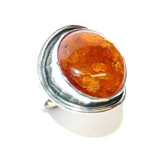 Retro-Einzelstück, Handarbeit, Vintage-Ring aus 925 Silber in den Tiefen geschwärzt, runder großer cognacfarbener Bernstein-Cabochon mit schönen Einschlüssen in Zargenfassung gehalten, umrandet mit Silberspiegel, Durchmesser ca. 24,5 mm, Ringweite 54, um 1960 - Nur erhältlich bei www.danilogold-shop.de