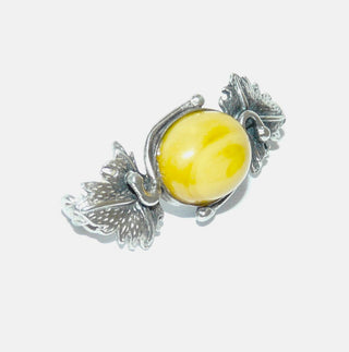 Retro-Vintage-Einzelstück, Bernsteinbrosche aus 925 Silber in den Tiefen geschwärzt, mit einem sonnengelben ovalen Butterscotch-Bernstein, Weinblätter, Kugelsicherung, um 1975 - Goldschmiede Danilo