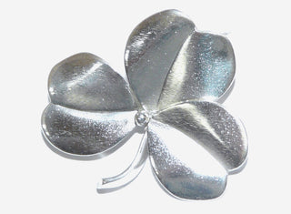 Retro-Einzelstück, Handarbeit, Brosche aus 925 Silber, ein dreiblättriges Kleeblatt in Treibtechnik fein ausgearbeitet, dreidimensional plastisch mit feiner Oberflächenstruktur und polierten Rändern, ca. 30 mm x 27 mm, um 1950 - Handgefertigtes Unikat! Nur im Onlineshop von Juwelier & Goldschmiede Danilo!