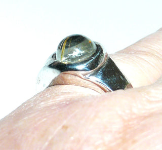 Einzelstück, knubbeliger Bergkristall-Ring "Klarheit" runder Bergkristall-Cabochon mit goldenen Rutil-Nadel-Einschlüssen, poliert, massiv, Ringweite 52 -	Nur erhältlich bei www.danilogold-shop.de