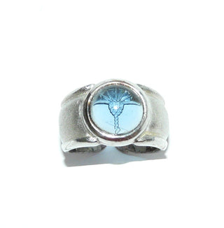 hellblaues Einzelstück, runder Vintage-Banding mit gravierter Palme im Stein, aus 925 Silber, poliert, ovaler Kristall-Cabochon als Aquamarin- bzw. Blautopas-Replik Ringweite 52, unten offen, daher minimal verstellbar, wahrscheinlich Thomas Sabo um 1990 - Goldschmiede-Danilo