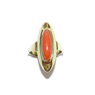 Art Deco Einzelstück, Korallenring aus 333 Gold mit einem spitz-langovalen Korallen-Cabochon ca. 15,5 x 5,7mm, natürliche Mittelmeerkoralle lachsrot, breiter Spiegel mit Kehle, Zarge, darunter konische Zarge zur extraverbreiten Fingerauflage, Ringweite 54, um 1930 - Goldschmiede Danilo