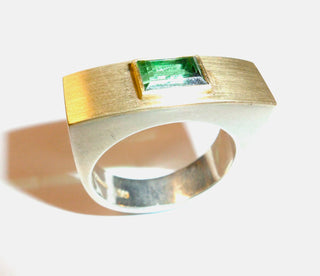 Handgefertigter Unikat-Ring mit flaschengrünem Turmalin 1,26 Karat, in 925 Silber + seidenmatter Deckplatte aus 750 Gelbgold, Ringweite 59 -	Handgefertigtes Unikat! Nur im Onlineshop von Juwelier & Goldschmiede Danilo!