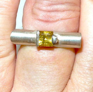 Handarbeit, Einzelstück Unikat-Ring mit quadratischem, facettierten Citrin, 1.24 Karat, cognacfarben / bernsteinfarben aus 925 Silber, ungewöhnliche Form der Ringschiene, Runddraht + Scharnierrohr, sitzt wie Ringweite 53, matt + poliert, angenehmes Tragegefühl - Handgefertigtes Unikat! Nur im Onlineshop von Juwelier & Goldschmiede Danilo!