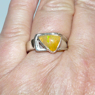 Handarbeit Unikat-Ring mit äthiopischem "Feuer"-Opal, Welo-Opal Grundfarbe kräftig Orange mit hellgrünen Sprenkeln, Cabochon als Dreieck mit abgerundeten Ecken, 925 Silber, Ringweite 59 - -Unikatschmuck nur erhältlich im Onlineshop von Juwelier & Goldschmiede Danilo aus der schönen Rattenfängerstadt Hameln!"
