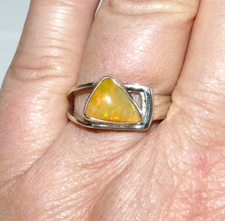 Handarbeit Unikat-Ring mit äthiopischem "Feuer"-Opal, Welo-Opal Grundfarbe kräftig Orange mit hellgrünen Sprenkeln, Cabochon als Dreieck mit abgerundeten Ecken, 925 Silber, Ringweite 59 - -Unikatschmuck nur erhältlich im Onlineshop von Juwelier & Goldschmiede Danilo aus der schönen Rattenfängerstadt Hameln!"