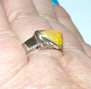 Handarbeit Unikat-Ring mit äthiopischem "Feuer"-Opal, Welo-Opal Grundfarbe kräftig Orange mit hellgrünen Sprenkeln, Cabochon als Dreieck mit abgerundeten Ecken, 925 Silber, Ringweite 59 - -Unikatschmuck nur erhältlich im Onlineshop von Juwelier & Goldschmiede Danilo aus der schönen Rattenfängerstadt Hameln!"