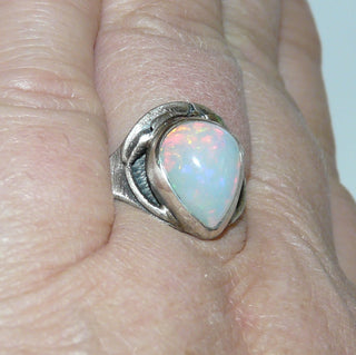 Unikat-Ring mit schimmerndem äthiopischen Welo-Opal, großer Tropfen-Cabochon mit viel Rottönen und Blaugrau, 925 Silber in den Tiefen geschwärzt / oxidiert  -	Nur erhältlich bei www.danilogold-shop.de