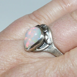 Unikat-Ring mit schimmerndem äthiopischen Welo-Opal, großer Tropfen-Cabochon mit viel Rottönen und Blaugrau, 925 Silber in den Tiefen geschwärzt / oxidiert  -	Nur erhältlich bei www.danilogold-shop.de