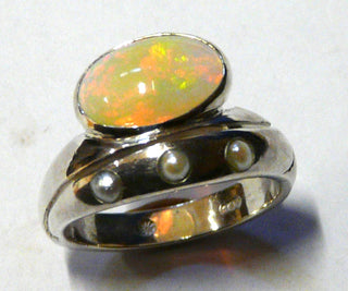 Handarbeit Unikat-Ring mit äthiopischem Welo-Opal + Zuchtperlen, ovaler Cabochon quer zum Finger, schillernd in orange-grün-Tönen, 925 Silber, Ringweite 53 - Besondere Unikate nur im Danilogold Onlineshop!