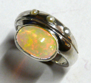 Handarbeit Unikat-Ring mit äthiopischem Welo-Opal + Zuchtperlen, ovaler Cabochon quer zum Finger, schillernd in orange-grün-Tönen, 925 Silber, Ringweite 53 - Besondere Unikate nur im Danilogold Onlineshop!