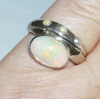 Handarbeit Unikat-Ring mit äthiopischem Welo-Opal + Zuchtperlen, ovaler Cabochon quer zum Finger, schillernd in orange-grün-Tönen, 925 Silber, Ringweite 53 - Besondere Unikate nur im Danilogold Onlineshop!