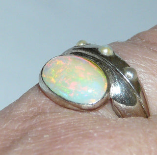 Handarbeit Unikat-Ring mit äthiopischem Welo-Opal + Zuchtperlen, ovaler Cabochon quer zum Finger, schillernd in orange-grün-Tönen, 925 Silber, Ringweite 53 - Besondere Unikate nur im Danilogold Onlineshop!