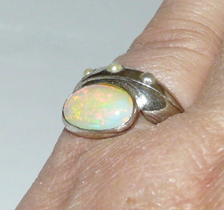 Handarbeit Unikat-Ring mit äthiopischem Welo-Opal + Zuchtperlen, ovaler Cabochon quer zum Finger, schillernd in orange-grün-Tönen, 925 Silber, Ringweite 53 - Besondere Unikate nur im Danilogold Onlineshop!