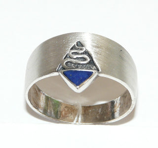 Einzelstück, Herrenring, Ring "Serpens" aus 925 Silber mit einem dunkelblauen Lapislazuli-Dreieck in Ringschiene glatt eingelegt, Schlangen-Ornament in vertieftes Dreieck eingefügt, seidenmatt, Ringweite 65,5 -	Nur erhältlich im Onlineshop von Juwelier & Goldschmiede Danilo!