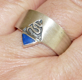 Einzelstück, Herrenring, Ring "Serpens" aus 925 Silber mit einem dunkelblauen Lapislazuli-Dreieck in Ringschiene glatt eingelegt, Schlangen-Ornament in vertieftes Dreieck eingefügt, seidenmatt, Ringweite 65,5 -	Nur erhältlich im Onlineshop von Juwelier & Goldschmiede Danilo!