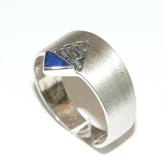 Einzelstück, Herrenring, Ring "Serpens" aus 925 Silber mit einem dunkelblauen Lapislazuli-Dreieck in Ringschiene glatt eingelegt, Schlangen-Ornament in vertieftes Dreieck eingefügt, seidenmatt, Ringweite 65,5 -	Nur erhältlich im Onlineshop von Juwelier & Goldschmiede Danilo!