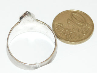 Einzelstück, Herrenring, Ring "Serpens" aus 925 Silber mit einem dunkelblauen Lapislazuli-Dreieck in Ringschiene glatt eingelegt, Schlangen-Ornament in vertieftes Dreieck eingefügt, seidenmatt, Ringweite 65,5 -	Nur erhältlich im Onlineshop von Juwelier & Goldschmiede Danilo!