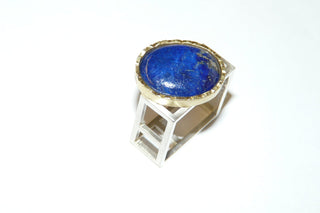 Handgefertigter Unikat-Ring mit ovalem Lapislazuli-Cabochon 15,2 Karat, Fassung 750 Gelbgold + 925 Silber, Ringschiene aus 4-kant-Steben, matt, Fassungsrand strukturiert, Ringweite ca. 62 - Handgefertigter Schmuck nur erhältlich bei www.danilogold-shop.de 