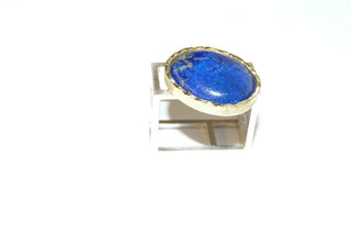 Handgefertigter Unikat-Ring mit ovalem Lapislazuli-Cabochon 15,2 Karat, Fassung 750 Gelbgold + 925 Silber, Ringschiene aus 4-kant-Steben, matt, Fassungsrand strukturiert, Ringweite ca. 62 - Handgefertigter Schmuck nur erhältlich bei www.danilogold-shop.de 