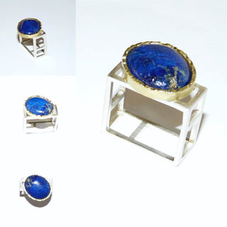 Handgefertigter Unikat-Ring mit ovalem Lapislazuli-Cabochon 15,2 Karat, Fassung 750 Gelbgold + 925 Silber, Ringschiene aus 4-kant-Steben, matt, Fassungsrand strukturiert, Ringweite ca. 62 - Handgefertigter Schmuck nur erhältlich bei www.danilogold-shop.de 
