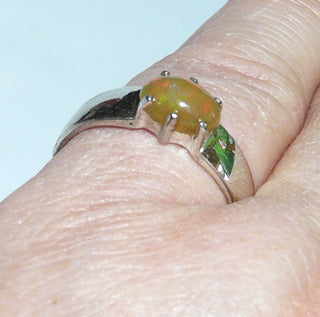 Einzelstück, Handarbeit, Ring aus 925 Silber mit einem ovalen äthiopischen Opal in Farbe  "Feueropal", Orangerot, ca. 8 mm x 6,5 mm, Ringweite 56,5 -	Handgefertigtes Unikat! Nur im Onlineshop von Juwelier & Goldschmiede Danilo!