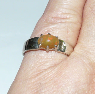 Einzelstück, Handarbeit, Ring aus 925 Silber mit einem ovalen äthiopischen Opal in Farbe  "Feueropal", Orangerot, ca. 8 mm x 6,5 mm, Ringweite 56,5 -	Handgefertigtes Unikat! Nur im Onlineshop von Juwelier & Goldschmiede Danilo!