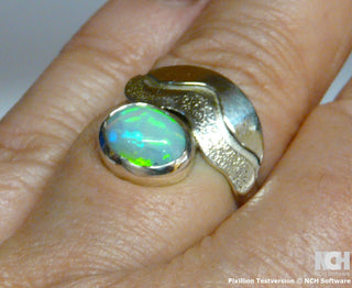 Einzelstück, Handarbeit, Ring aus 925 Silber mit einem wunderschön schillernden äthiopischen Welo-Opal, sicher in einer Zargenfassung eingebettet, ca. Ringweite 57-	Handarbeiten online bestellen bei Juwelier & Goldschmiede Danilo!