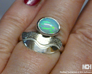 Einzelstück, Handarbeit, Ring aus 925 Silber mit einem wunderschön schillernden äthiopischen Welo-Opal, sicher in einer Zargenfassung eingebettet, ca. Ringweite 57-	Handarbeiten online bestellen bei Juwelier & Goldschmiede Danilo!