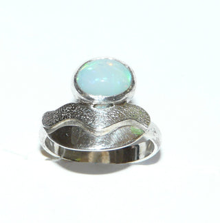 Einzelstück, Handarbeit, Ring aus 925 Silber mit einem wunderschön schillernden äthiopischen Welo-Opal, sicher in einer Zargenfassung eingebettet, ca. Ringweite 57-	Handarbeiten online bestellen bei Juwelier & Goldschmiede Danilo!