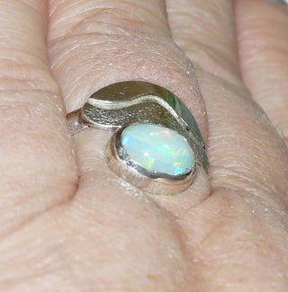 Einzelstück, Handarbeit, Ring aus 925 Silber mit einem wunderschön schillernden äthiopischen Welo-Opal, sicher in einer Zargenfassung eingebettet, ca. Ringweite 57-	Handarbeiten online bestellen bei Juwelier & Goldschmiede Danilo!