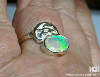 Einzelstück, Ring aus 925 Silber mit einem herrlich schimmernden ovalen, facettierten, äthiopischen Welo-Opal, Ringweite 59 -	Unikatschmuck nur erhältlich im Onlineshop von Juwelier & Goldschmiede Danilo! 