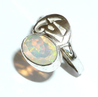 Einzelstück, Ring aus 925 Silber mit einem herrlich schimmernden ovalen, facettierten, äthiopischen Welo-Opal, Ringweite 59 -	Unikatschmuck nur erhältlich im Onlineshop von Juwelier & Goldschmiede Danilo! 